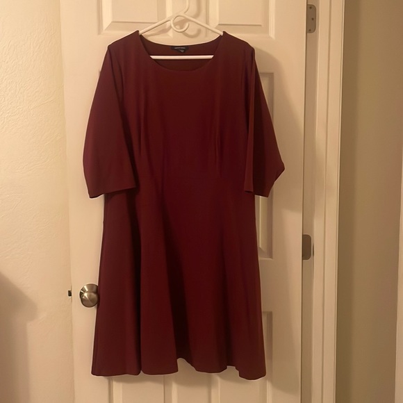 A deep maroon dress - Picture 1 of 3
